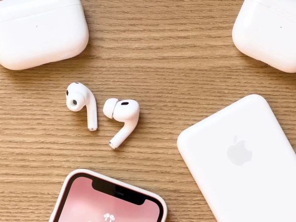 Kuo: Apple to begin mass production of AirPods with cameras by 2026