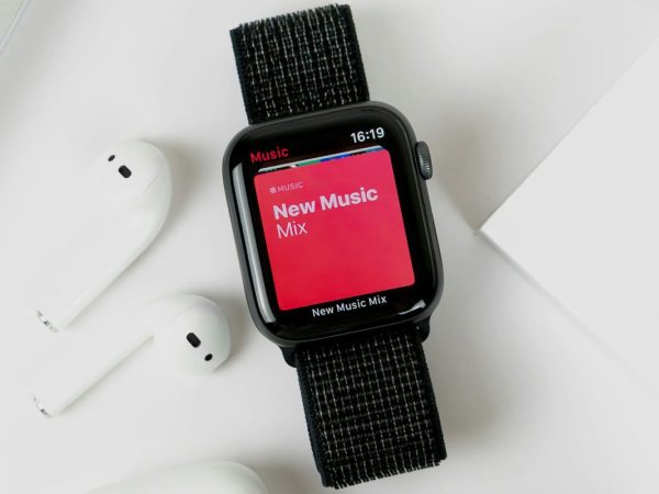 Apple still dominates wearables market, despite nose-diving sales