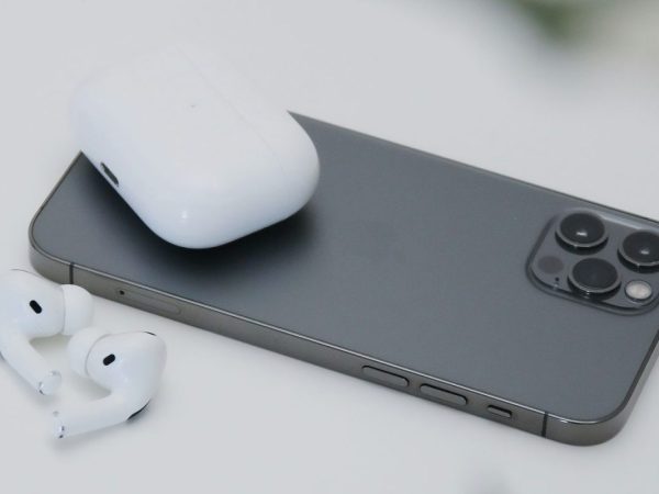 Wireless reverse charging being tested in the iPhone 17 Pro – leaker