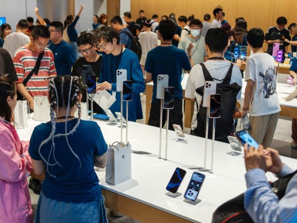 Demand for iPhones increases in US Apple Stores as customers fear price hikes